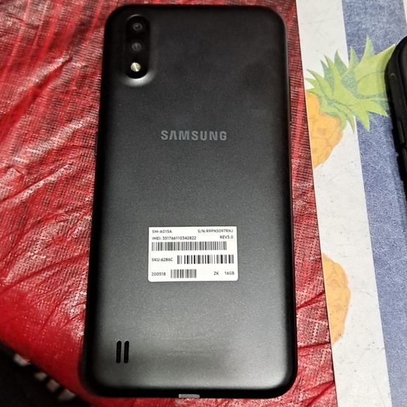 Samsung galaxy A01 16GB W/2 phone cases